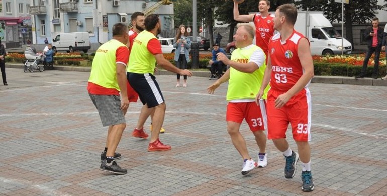 У центрі Рівного депутати грали в баскетбол