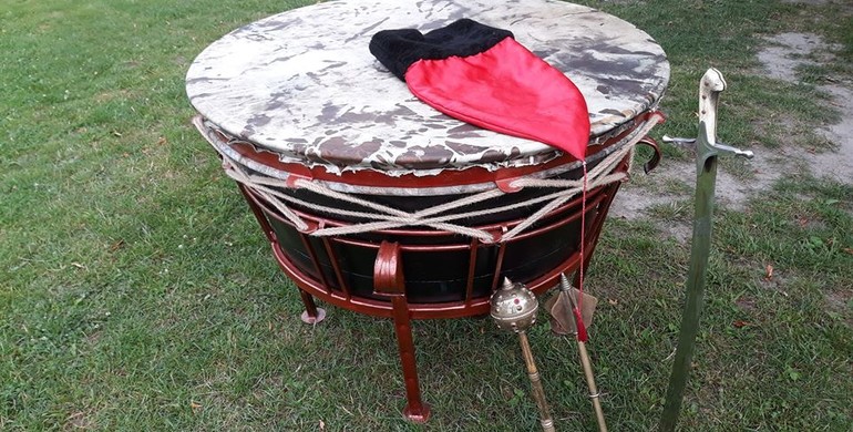 Рівненські "гайдамаки" виготовили унікальний козацький барабан з казана