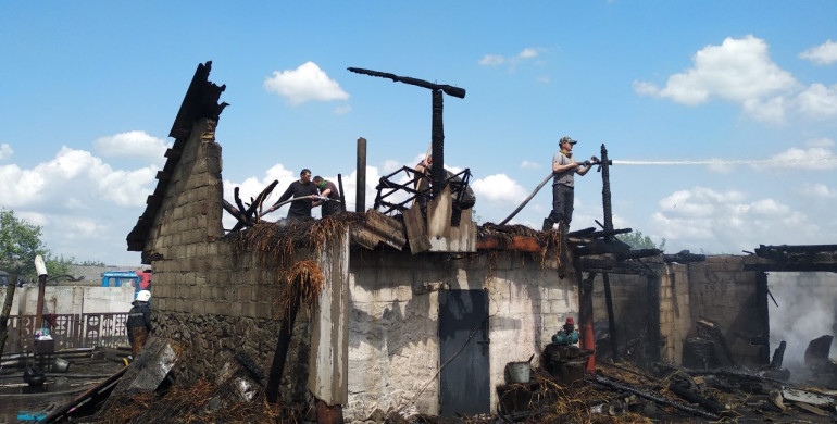 На Рівненщині через пожежу в будівлі ледь не згорів сусідній будинок (ФОТО) 