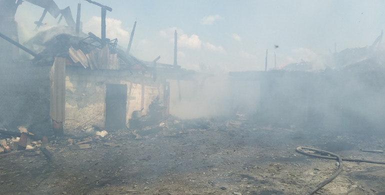 На Рівненщині через пожежу в будівлі ледь не згорів сусідній будинок (ФОТО) 