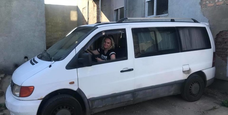 Рівненські волонтери пригнали авто "на бляхах", щоб допомогти стомАТОлогам