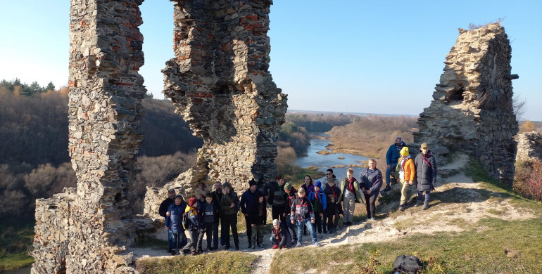 Молодь Рівненщини відвіала визначні місця у рамках історично-просвітницького   проєкту «Наші герої».