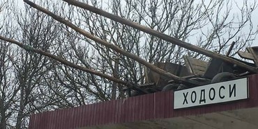 У Рівненському районі  щедрівники-хулігани висадили на дах зупинки транспорту три вози