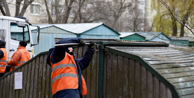 Розпочали демонтаж незаконних споруд по вулиці Київській у Рівному