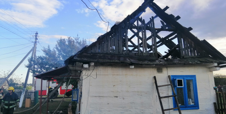 На Костопільщині вщент згорів дах будинку (ФОТО) 