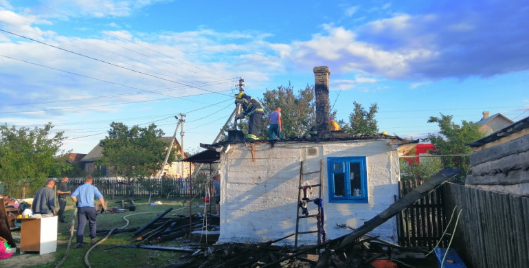 На Костопільщині вщент згорів дах будинку (ФОТО) 