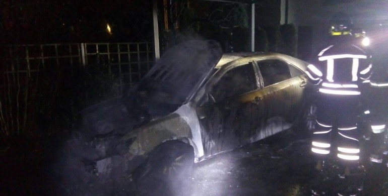 У Рівному знову підпалили елітне авто (ФОТО)