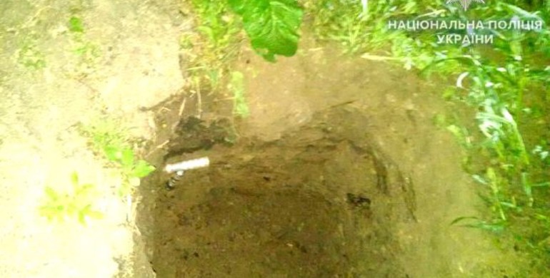 «Чорні археологи» розкопували історичне кладовище у Рівному