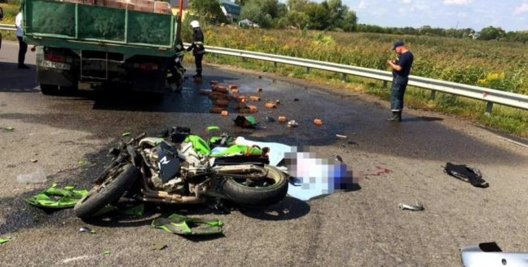 На трасі "Київ - Чоп" мотоцикліст розбився насмерть об вантажівку з цеглою 