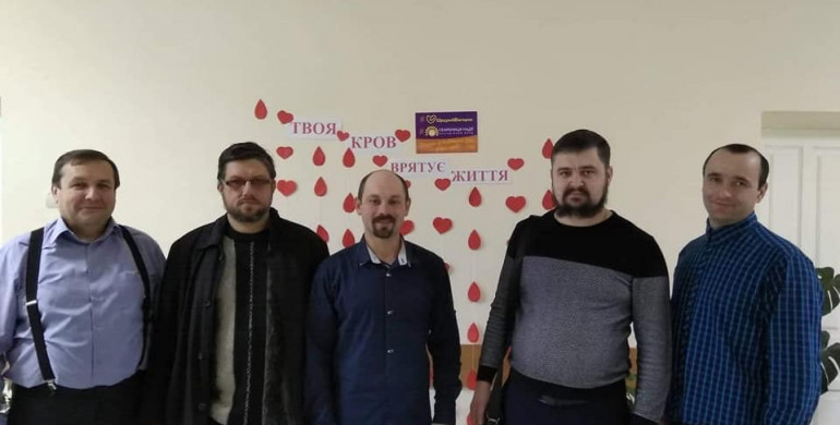 Священники Рівненської єпархії ПЦУ долучились до здачі крові для діток з опіками