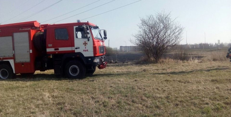 Рівне: рятувальники знову гасили підпал сухої трави (ФОТО)