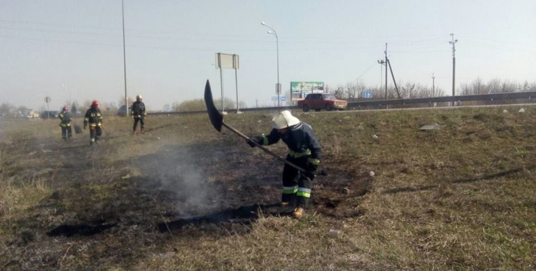 Рівне: рятувальники знову гасили підпал сухої трави (ФОТО)