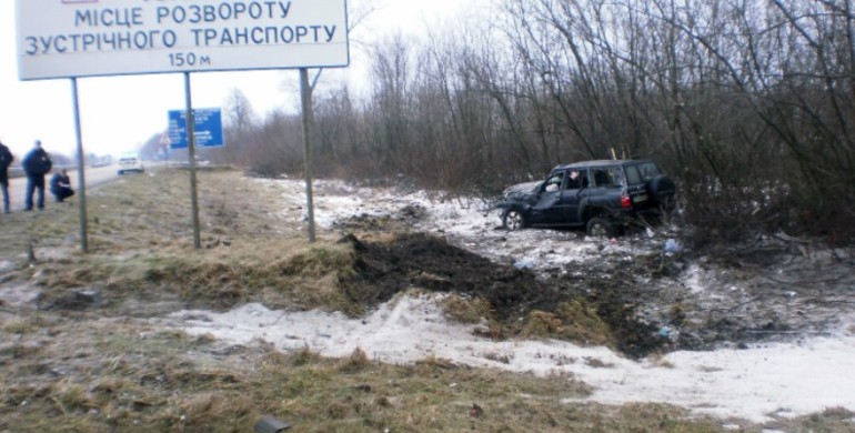 На Рівненщині водій злетів з траси «Київ-Чoп» «Nissan Patrol» злетів з дороги і перекинувся