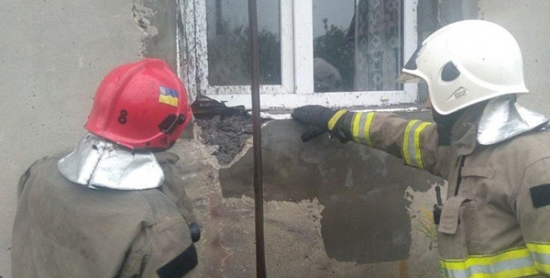 У Сарнах вогнеборці врятували будинок у який влучила блискавка