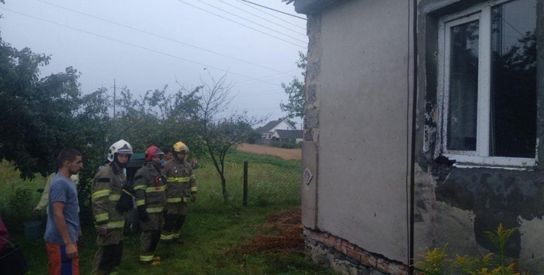 У Сарнах вогнеборці врятували будинок у який влучила блискавка