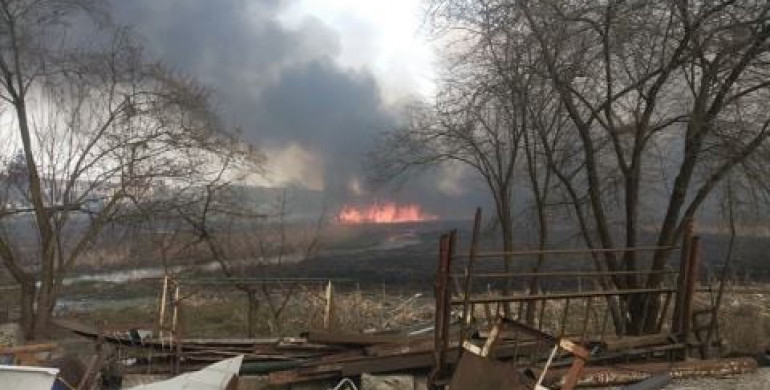 На Рівненщині через підпал очерету можуть згоріти будинки