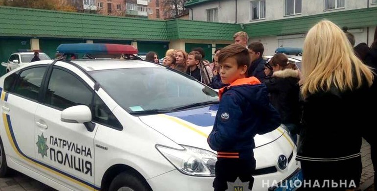 На екскурсію до патрульної поліції Рівного завітали школярі з Попасної