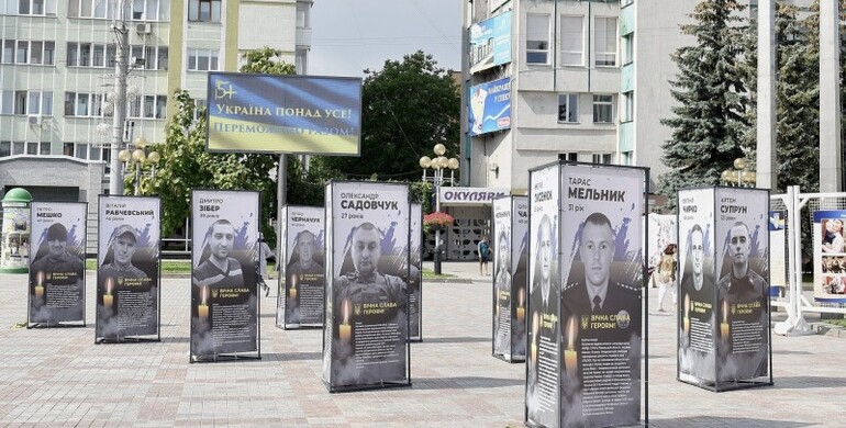 У Рівному невідомі вкрали речі з памʼятного знаку полеглого воїна 
