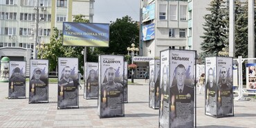 У Рівному невідомі вкрали речі з памʼятного знаку полеглого воїна 