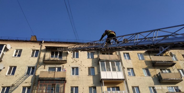 На Рівненщині рятувальники визволили хлопчика із замкненої квартири (ФОТО)