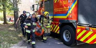 В центрі Рівного горіла квартира: з будинку евакуювали людей 