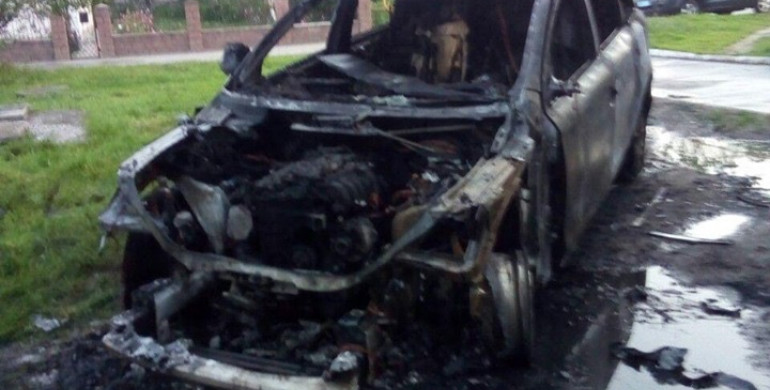 Вночі на Дубенщині згоріло два автомобілі (ФОТО)