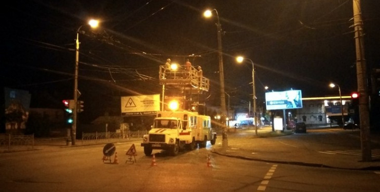 Як вночі у Рівному  ремонтують контактні мережі для руху тролейбусів (ФОТО) 