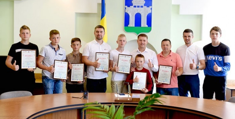 Міський голова Рівного нагородив Подяками юних спідвеїстів 