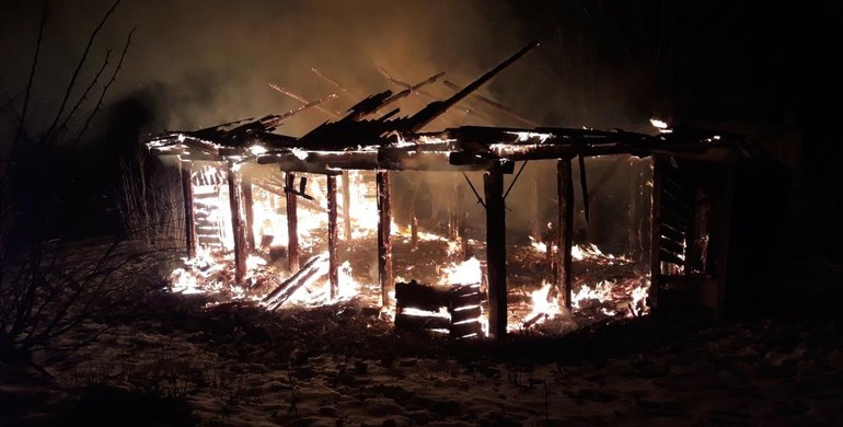 Вночі на Рівненщині вщент згоріла господарча будівля (ФОТО)