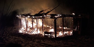 Вночі на Рівненщині вщент згоріла господарча будівля (ФОТО)