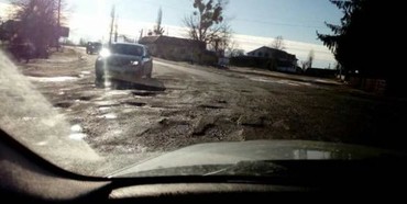 Розбиту дорогу на Рівненщині пропонують ремонтувати білорусам, бо 