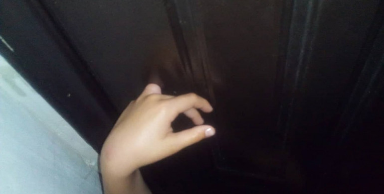 У Сарнах в дитини застряг палець у металевому отворі дверей (ФОТО)