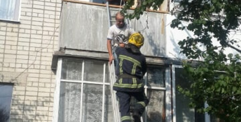 На Рівненщині з балкону випав чоловік 