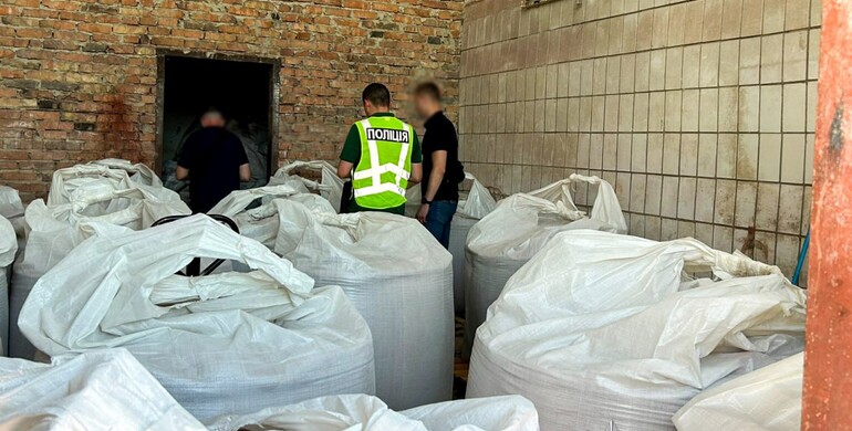 На Рівненщині викрили організовану групу, учасники якої продавали фальсифікат 