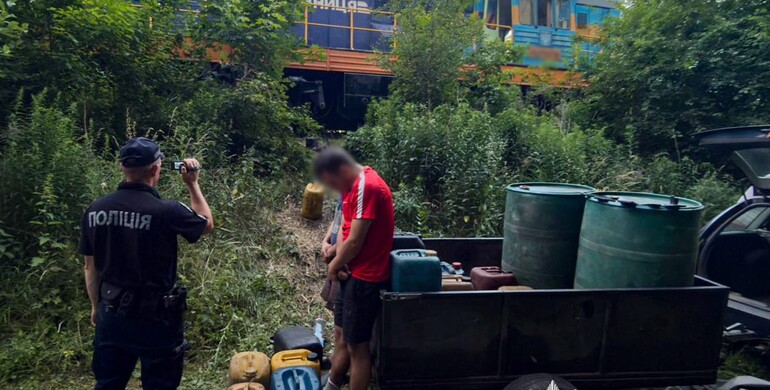 На Рівненщині двоє чоловіків з локомотиву викрали майже тону дизпалива 