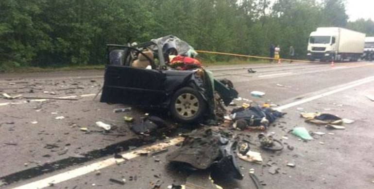 Вщерть розбита машина та чотири смерті: ДТП на Рівненщині