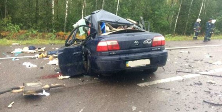 Вщерть розбита машина та чотири смерті: ДТП на Рівненщині