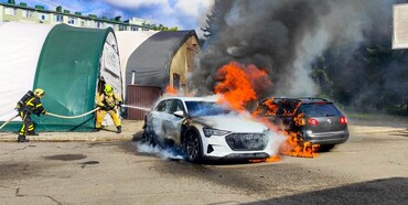 У Рівному спалахнуло авто: вогонь пошкодив сусідню машину та намет 