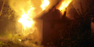 У Корці мало не згоріло два будинки в одному дворі