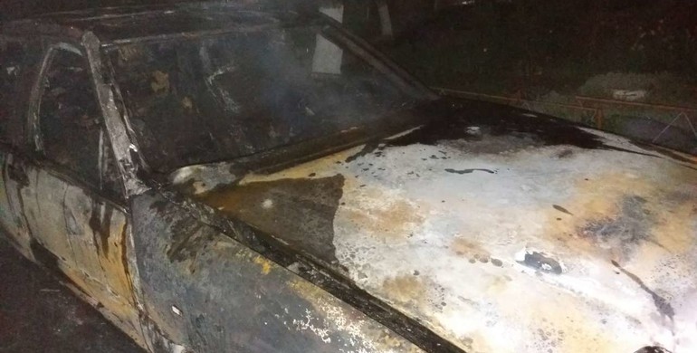 У Здолбунові, що на Рівненщині через підпал згоріли дві автівки