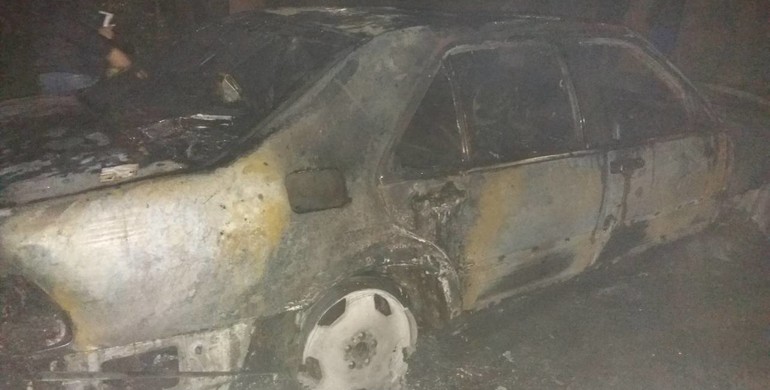 У Здолбунові, що на Рівненщині через підпал згоріли дві автівки