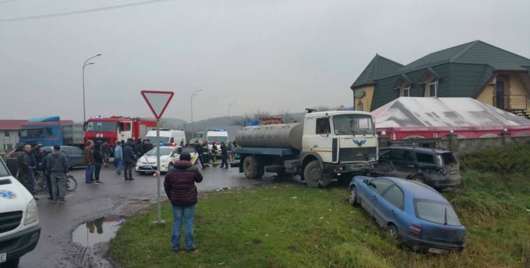 Поблизу Рівного на трасі "Київ - Чоп" смертельна ДТП за участю одразу пяти автомобілів