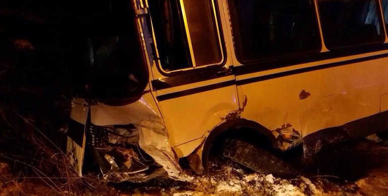 Смертельна ДТП на Рівненщині: Таврія "вилетіла" на зустрічну і врізалась в автобус