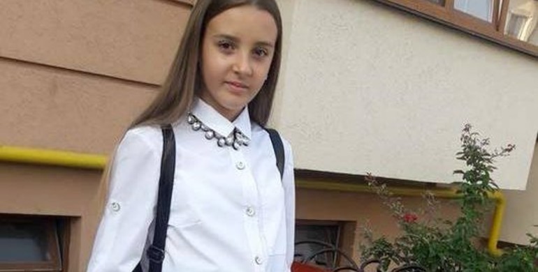 Дівчинку, яка постраждала в ДТП на Макарова у стані коми відправили на лікування до Стамбулу