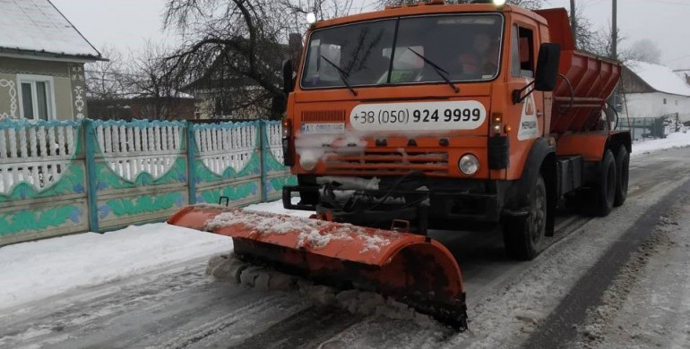 На дорогах Рівненщини працює снігоочисна техніка
