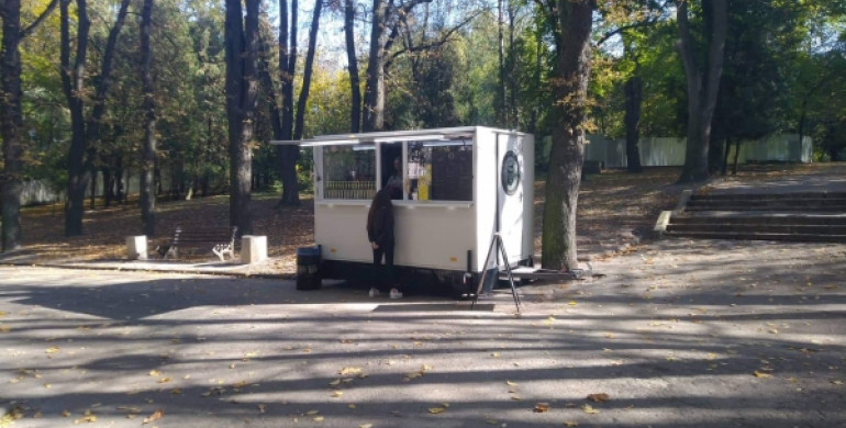 «Викрутився»: МАФ, який демонтували у парку Шевченка, знову на місці (ФОТО)
