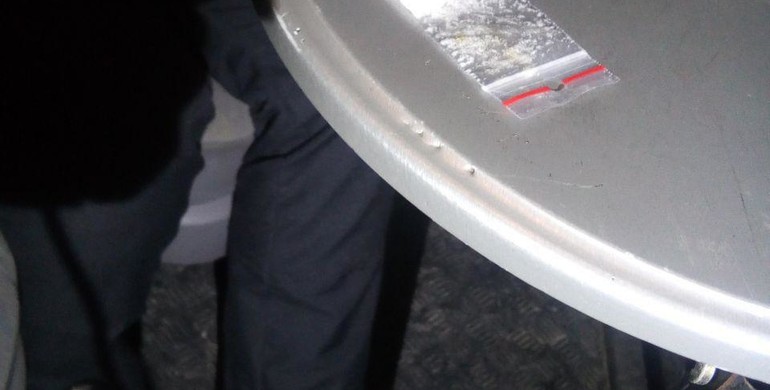 На Рівненщині водій вийшов до патрульних зі скляними трубками та білим "порошком"