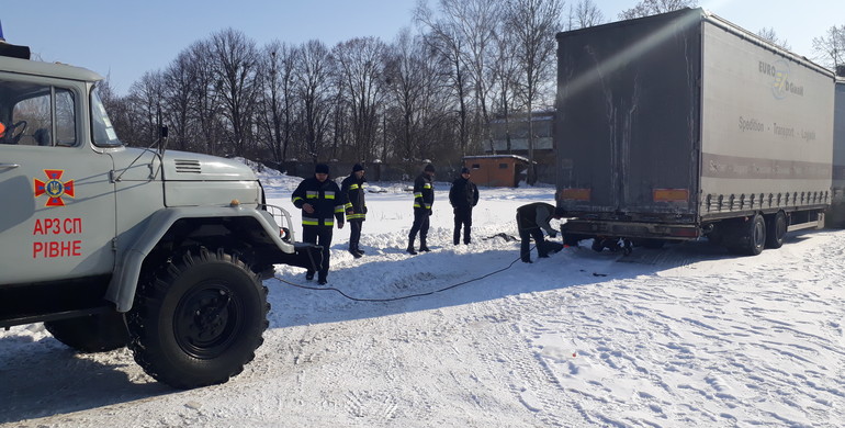 Вантажівку діставали з снігового полону спец. транспортом рятувальників