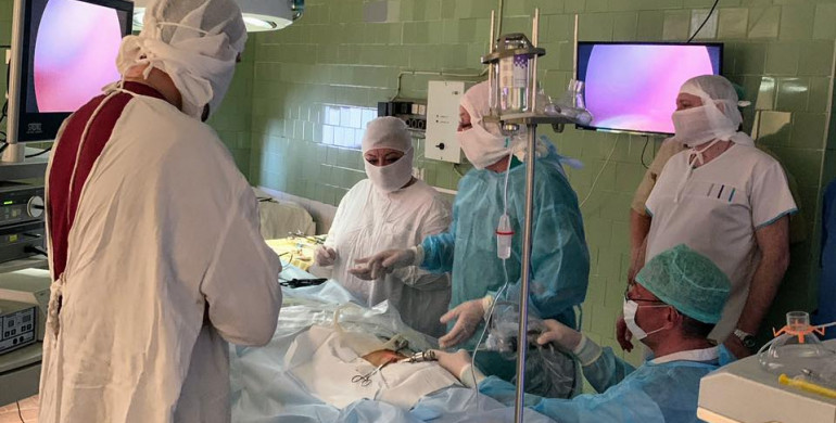 У Рівненській обласній дитячій лікарні тепер проводять сучасні лапароскопічні операції