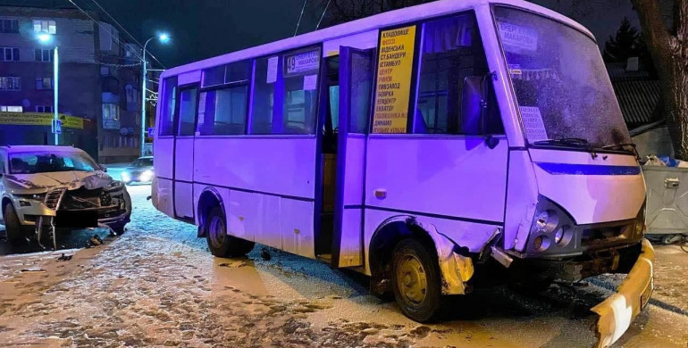 Двоє осіб постраждали внаслідок зіткнення маршрутки та кросовера у Рівному